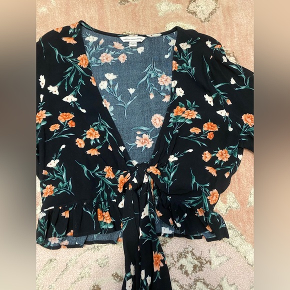 Super cute long sleeve crop top with front tie - Picture 3 of 3